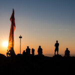 Sonnenuntergang am Traunsteinhaus Siluette der Bergsteiger
