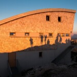 Traunsteinhaus bei Sonnenuntergang Schatten der Bergsteiger