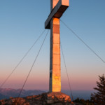 Traunstein Gipfelkreuz bei Sonnenaufgang