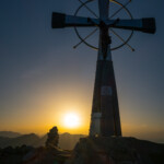 Deneck 2433m am Gipfel bei Sonnenuntergang