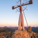 Gipfelkreuz in der Morgensonne